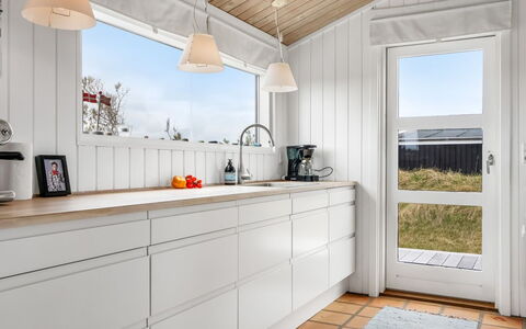 Enni - 350M from the Sea: Bois, Sol, Cuisine, Design Intérieur, Sol, Comptoir, Parquet, Cabinetry, Plafond, Électroménager