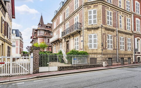 La Chapelle: Bâtiment, Fenêtre, Façade, Appartement, Fenêtre À Guillotine, Usage Mixte, Familiale, Condominium, Balcon