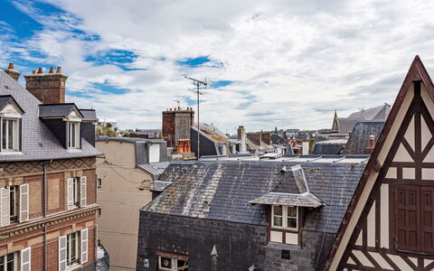 La Chapelle: Jour, Mur, Bâtiment, Fenêtre, Toit, Façade, Architecture, Ville, Zone Résidentielle, Design Urbain