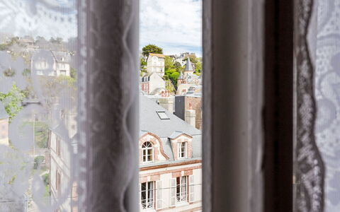 La Chapelle: Rideau, Traitement De Fenetre, Couvre-Fenêtres, Verre, Moulage, Fenêtre À Guillotine, Daylighting, Balcon
