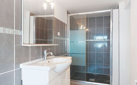 Casa Giuliani: Luminaire Plomberie, Sol, Sol, Design Intérieur, Lavabo, Plafond, Plomberie, Salle De Bains, Éclairage, Évier