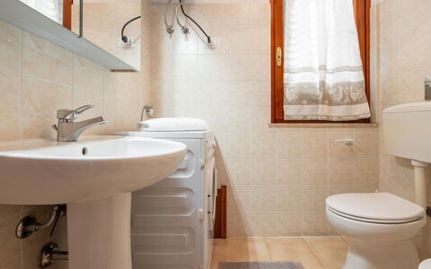 Fortuna: Siège De Toilette, Salle De Bains, Lavabo, Toilette, Luminaire Plomberie, Évier, Sol, Sol, Design Intérieur, Robinet