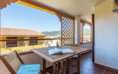 Fortuna: Bois, Plafond, Design Intérieur, Tache De Bois, Balcon, Appartement, Ombre, Dur, Chaise, Table Cuisine Et Salle A Manger