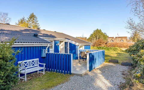 Nedzad - 500M from the Sea: Maison, Toit, Domicile, Chalet, Arbuste, Couverture De Sol, Biens, Ferme, Siding, Batiments Jardin
