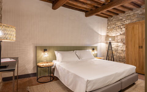 Maison Badia a Passignano: Mur, Meubles, Design Intérieur, Chambre, Lit, Textile, Sol, Plafond, Sol, Linge