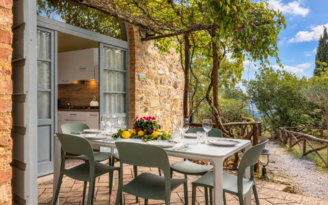 Casa Stella Serena, Casole D'Elsa, Pool: Meubles, Table Cuisine Et Salle A Manger, Chaise, Table, Vaisselle, Mobilier De Jardin, Tableau De Plein Air, Restaurant, Salle À Manger, Nappe De Table