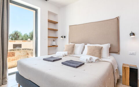 Le Camere di Corte Kalia by Raro Rooms: Chambre, Appartement, Literie, Lit, Drap De Lit, Oreiller, Cadre De Lit, Throw Pillow, Conception, Hôtel
