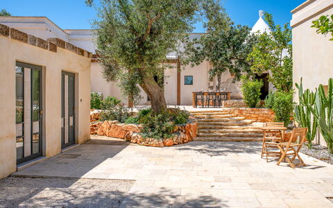 Le Camere di Corte Kalia by Raro Rooms: Jardin, Pot De Fleur, Aménagement Paysager, Ombre, Dalle, Biens, Hacienda, Arrière-Cour, Conception, Cour