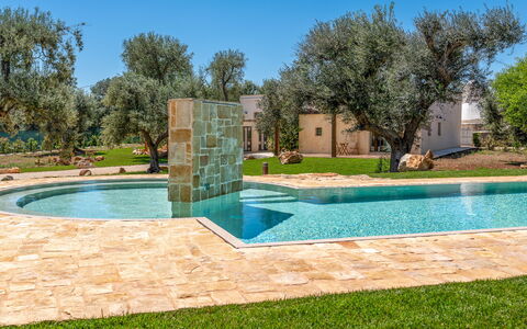 Le Camere di Corte Kalia by Raro Rooms: Bleu, Piscine, Jardin, Aménagement Paysager, Caractéristique De L'Eau, Pelouse, Ombre, Cour, Arrière-Cour, Parc