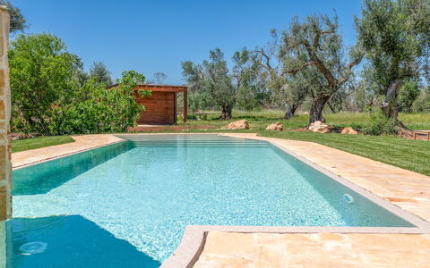 Le Camere di Corte Kalia by Raro Rooms: Bleu, Piscine, Composite, Caractéristique De L'Eau, Recours, Ombre, Tuile, Arrière-Cour, Aménagement Paysager, Conception