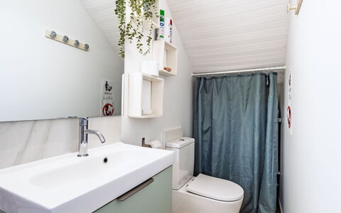 Iduski Ayzea: Luminaire Plomberie, Mur, Salle De Bains, Design Intérieur, Évier, Toilette, Sol, Sol, Robinet, Plomberie