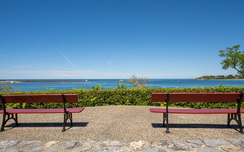 Iduski Ayzea: Bleu, Extérieur Banc, Meubles, Banc, Mobilier De Jardin, Paysage Naturel, Horizon, Cotiers Et Relief Océaniques, Mer, Côte