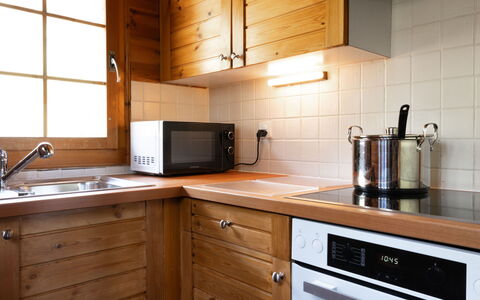 Chalet le Trèfle: Cuisine, Cabinetry, Comptoir, Appareil De Cuisine, Meubles, Principaux Appliance, Bois, Évier, Evier, Luminaire Plomberie