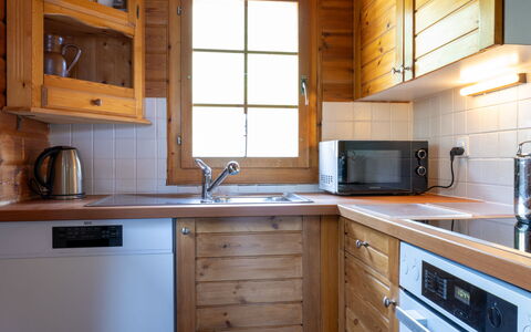 Chalet le Trèfle: Cuisine, Cabinetry, Bois, Comptoir, Évier, Sol, Meubles, Appareil De Cuisine, Design Intérieur, Luminaire Plomberie