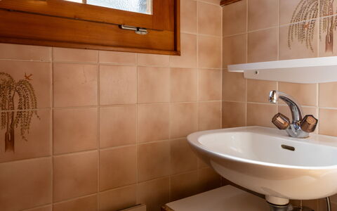 Chalet le Trèfle: Lavabo, Sol, Luminaire Plomberie, Mur, Salle De Bains, Évier, Design Intérieur, Bois, Sol, Robinet