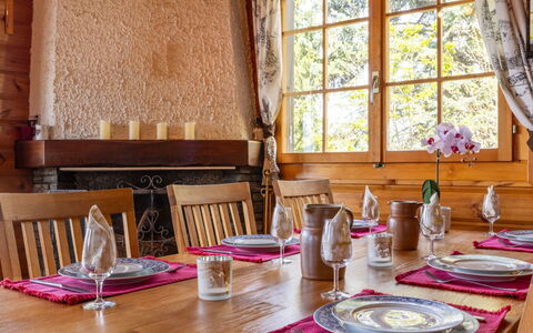 Chalet le Trèfle: Meubles, Design Intérieur, Table, Chaise, Bois, Salle À Manger, Sol, Table Cuisine Et Salle A Manger, Textile, Pièce