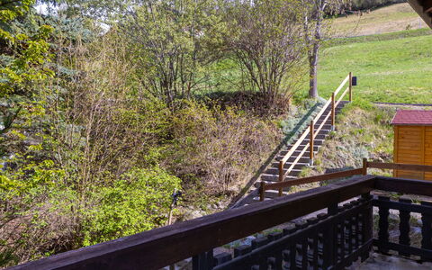 Chalet le Trèfle: Bois, Balustrade, Escaliers, Balustre, Tache De Bois, Clôture, Dur, Porche, Passerelle, Planche