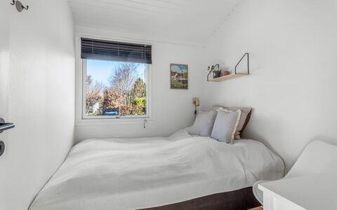 Avelina - 700M from the Sea: Bois, Chambre, Design Intérieur, Lit, Sol, Drap De Lit, Sol, Literie, Plafond, Domicile