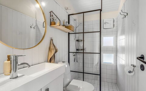 Avelina - 700M from the Sea: Salle De Bains, Luminaire Plomberie, Design Intérieur, Sol, Sol, Toilette, Plomberie, Siège De Toilette, Robinet, Miroir