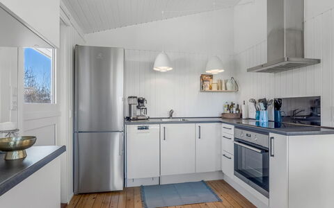 Avelina - 700M from the Sea: Cuisine, Appareil De Cuisine, Principaux Appliance, Sol, Bois, Design Intérieur, Plafond, Comptoir, Sol, Électroménager