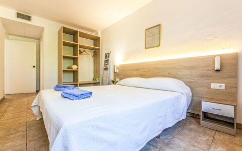 Festival Village: Lit, Plafond, Chambre, Appartement, Literie, Drap De Lit, Cadre De Lit, Recours, Hôtel, Parquet