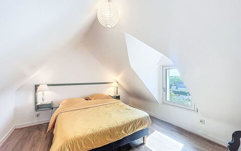 Villa Trugarez: Design Intérieur, Chambre, Lit, Sol, Meubles, Bois, Plafond, Sol, Drap De Lit, Éclairage