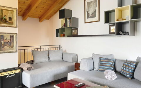 La Torre a Dorio: Meubles, Design Intérieur, Mur, Canapé, Sol, Pièce, Bois, Sol, Salon, Cadre