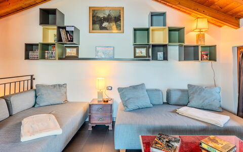 La Torre a Dorio: Meubles, Design Intérieur, Mur, Canapé, Sol, Pièce, Plafond, Bois, Sol, Salon