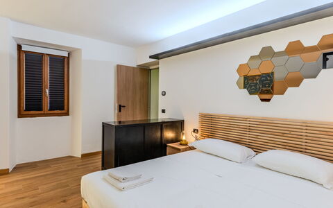La Torre a Dorio: Design Intérieur, Bois, Lit, Chambre, Plafond, Sol, Sol, Literie, Pièce, Appartement