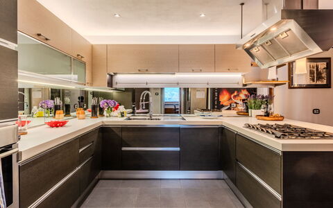 La Torre a Dorio: Cuisine, Comptoir, Appareil De Cuisine, Principaux Appliance, Design Intérieur, Cuisinière, Cabinetry, Sol, Plafond, Éclairage