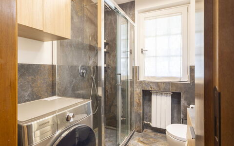 Villa Adele: Sol, Sol, Machine À Laver, Design Intérieur, Luminaire Plomberie, Plafond, Armoire De Toilette, Éclairage, Salle De Bains, Plomberie