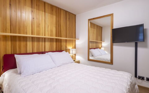 Villa Adele: Lit, Chambre, Bois, Design Intérieur, Drap De Lit, Literie, Sol, Sol, Linge, Cadre De Lit