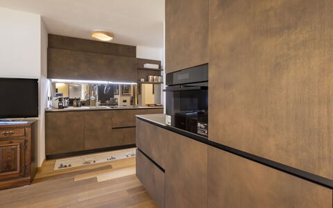 Villa Adele: Sol, Bois, Meubles, Sol, Design Intérieur, Marron, Comptoir, Cuisine, Cabinetry, Parquet