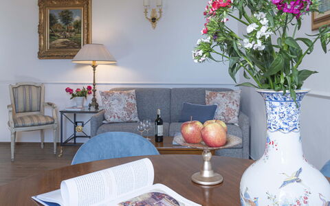 Maison D'Alice: Meubles, Design Intérieur, Fleur, Cadre, Table, Éclairage, Pièce, Sol, Pot De Fleur, Salon