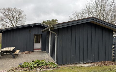 Julika - 560M from the Sea: Bois, Porte, Siding, Toit, Chalet, Domicile, Batiments Jardin, Arrière-Cour, Cabanon, Dur