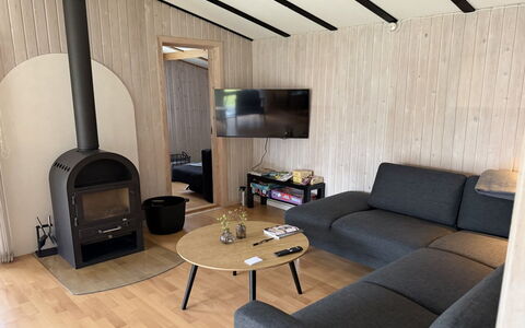 Julika - 560M from the Sea: Bois, Sol, Design Intérieur, Sol, Salon, Meubles, Pièce, Canapé, Plafond