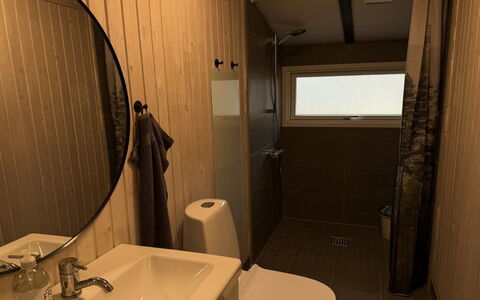 Julika - 560M from the Sea: Bois, Luminaire Plomberie, Sol, Salle De Bains, Sol, Design Intérieur, Lavabo, Siège De Toilette, Toilette, Plomberie