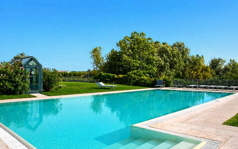Preseglie Lake Garda: Piscine, Bleu, L'Eau, Recours, Composite, Caractéristique De L'Eau, Ombre, Loisir, Eco Hôtel, Jardin