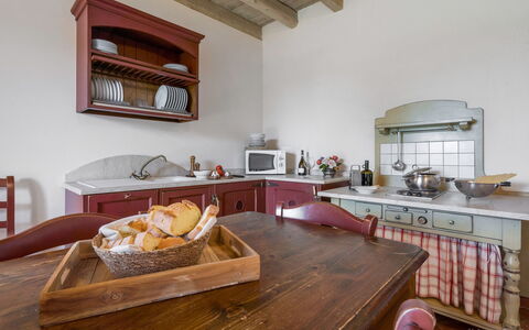 Preseglie Lake Garda: Meubles, Cuisine, Bois, Appareil De Cuisine, Design Intérieur, Cabinetry, Sol, Comptoir, Plafond, Tiroir
