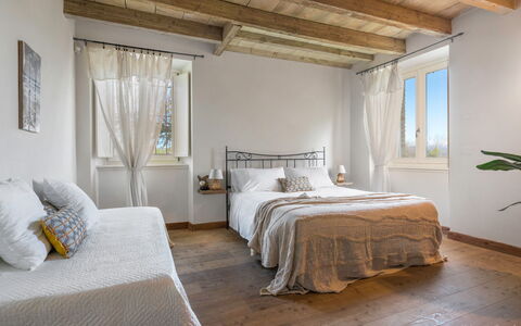 Preseglie Lake Garda: Lit, Meubles, Design Intérieur, Chambre, Literie, Sol, Sol, Mur, Drap De Lit, Bois