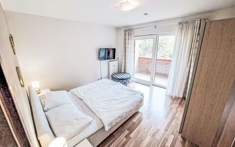 Alpe Adria: Appartement, Domicile, Lit, Chambre, Parquet, Dur, Hôtel, Tache De Bois, Balcon, Dortoir