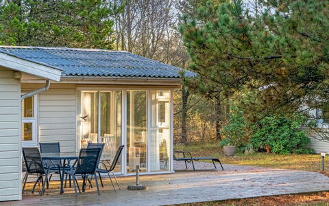 Neval - 150M from the Sea: Chalet, Domicile, Porte, Siding, Batiments Jardin, Ombre, Porche, Cour, Structure En Plein Air, Cabane En Rondins