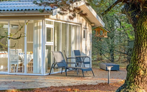 Neval - 150M from the Sea: Bois, Chalet, Domicile, Batiments Jardin, Porte, Ombre, Porche, Biens, Cabanon, Structure En Plein Air