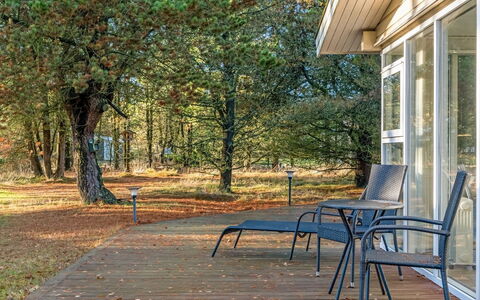 Neval - 150M from the Sea: Porche, Meubles, Ombre, Chalet, Chaise, Lumière Du Soleil, Mobilier De Jardin, Batiments Jardin, Brindille, Plate-Forme
