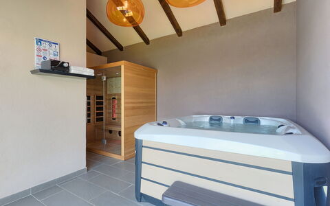 Alba Rossa: Appartement, Balcon, Côte, Condominium, Station Balnéaire, Recours, Clôture, Ville Resort, Hôtel, Balustrade