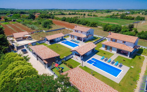 Alba Rossa: Appartement, Balcon, Côte, Condominium, Station Balnéaire, Recours, Clôture, Ville Resort, Hôtel, Balustrade