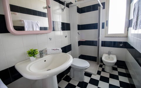 Celeste'S House in Torre Dell'Orso: Sol, Luminaire Plomberie, Sol, Design Intérieur, Siège De Toilette, Toilette, Salle De Bains, Plomberie, Tuile, Évier