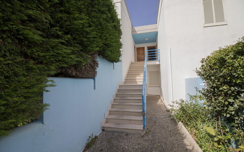 Celeste'S House in Torre Dell'Orso: Composite, Escaliers, Balustrade, Ombre, Daylighting, Balcon, Peindre, Plâtre