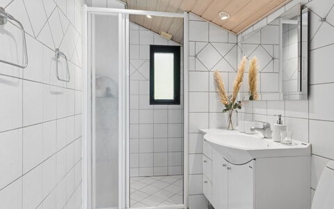 Emelita - 1.1Km from the Sea: Sol, Mur, Design Intérieur, Luminaire Plomberie, Sol, Plafond, Salle De Bains, Évier, Plomberie, Armoire De Toilette