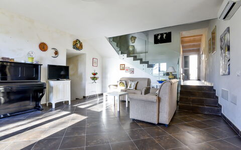 Tenuta Renna: Sol, Design Intérieur, Sol, Meubles, Plafond, Éclairage, Canapé, Pièce, Salon
